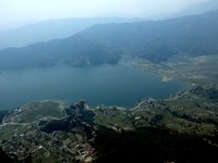 Danau Phewa adalah salah satu atraksi utama di Kota Pokhara. Danau ini membentang luas, dipagari perbukitan hijau (Sastri/detikTravel)