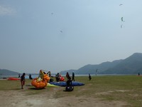 Tandem paralayang akan mendaratkan payung raksasanya di pesisir Danau Phewa (Sastri/detikTravel)