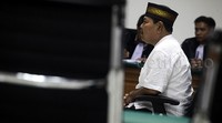 Selama persidangan, Syamsir terlihat tenang. Termasuk ketika Jaksa Penuntut Umum membacakan dakwaan terhadap dirinya.
