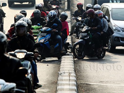 Pemotor Lawan Arus di Jalan TB Simatupang