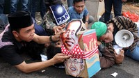 Mereka melakukan aksi teaterikal yang menggambarkan pemerintahan Jokowi-JK menyengsarakan rakyat. Lamhot Aritonang/detikFoto.