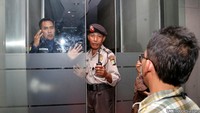 Pintu masuk dijaga petugas keamanan dan polisi. Adhi Wicaksono/CNN Indonesia.