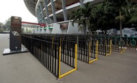 Pagar untuk antrean pengunjung telah dipasang.