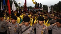 Mahasiswa dan polisi mengikuti upacara penurunan bendera merah putih.