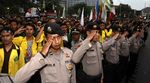 Mahasiswa dan Polisi Kompak Beri Hormat ke Merah Putih