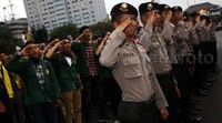 Mahasiswa dan polisi kompak memberikan penghormatan.