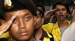 Mahasiswa dan Polisi Kompak Beri Hormat ke Merah Putih