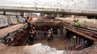 Kerangka tiang penyangga terus dikerjakan oleh sejumlah pekerja di Jalan Trunojoyo, Jakarta Selatan.