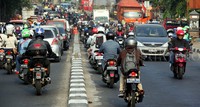 Akibat dari padatnya lalu lintas dan tidak taatnya pengendara, mereka akhirnya melawan arus.