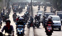 Para pengendara sepeda motor tidak memedulikan pengendara lainnya, seenaknya melanggar rambu-rambu lalu-lintas tanpa merasa bersalah dengan melawan arus.