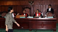 Dalam persidangan ini majelis hakim menolak eksepsi (keberatan) Mandra.