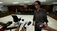 Mandra meninggalkan ruang sidang.