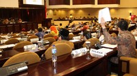 Seorang anggota DPD memberikan pertanyaan kepada pemimpin Sidang Paripurna. Pool/Lamhot Aritonang/detikFoto.