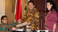 Ketua DPD Irman Gusman didampingi Wakil Ketua DPD GKR Hemas menerima salinan laporan mengenai RUU Perkoperasian dari Ketua Panitia Perancang Undang-Undang Afnan Hadikusumo. Pool/Lamhot Aritonang/detikFoto.