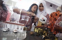Pengunjung melihat benda-benda yang dipamerkan.