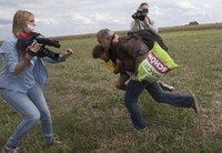 Petra Lazlo, nama juru kamera itu, bekerja di stasiun lokal N1TV yang dimiliki oleh kelompok sayap kanan anti imigran, Partai Jobbik. REUTERS/Marko Djurica.