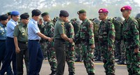 Gatot menyalami prajurit yang akan bertugas. Pool/Puspen TNI.