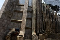 Petugas membersihkan bagian tugu.