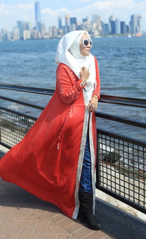 Foto: Gaya Anniesa Hasibuan yang Menarik Atensi di Patung Liberty