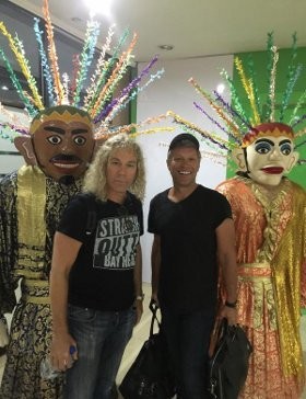 Pose Bareng Ondel-ondel, Bon Jovi Sudah Tiba di Jakarta!