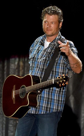 Cerai dari Miranda Lambert, Blake Shelton: Mungkin Aku Akan Pacari Rihanna