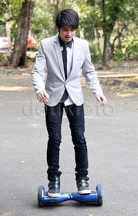 Selalu ada cara bagi Ali untuk menghilangkan kebosanan di sela-sela syuting.
