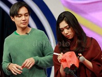 Baim pun langsung meminta Isyana untuk menandatangani topinya. Pool/Gus Mun/detikFoto.