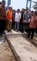 Rizal Ramli Hancurkan Beton Penutup Rel di Priok