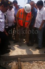Rizal Ramli Hancurkan Beton Penutup Rel di Priok