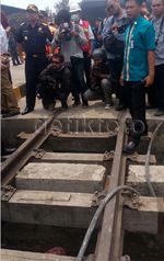 Rizal Ramli Hancurkan Beton Penutup Rel di Priok