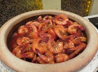 Sambal goreng udang tersaji hangat di Zende Restaurant, Seri Pacific Hotel, Kuala Lumpur. Warnanya merah dengan semburat rasa gurih manis. Tekstur dagingnya juga empuk dan juga juicy.