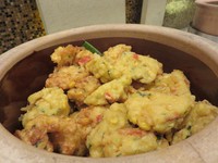 Perkedel jagung sangat pas menjadi salah satu teman santap nasi liwet. Jagung pipil dengan campuran adonan tepung gurih sangat nikmat disantap hangat-hangat.