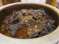 Bistik daging ini terasa lembut. Dengan genangan sedikit minyak membuat rasanya gurih dan kaya rempah. Diberi taburan bawang goreng, rasanya semakin sedap!