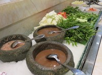 Bagi Anda yang suka lalapan. Ulam-ulam ini bisa jadi pilihan. Terdapat tiga jenis sambal yang bisa Anda pilih. Dijamin rasanya pedas dan segar!