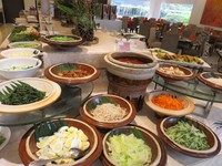 Aneka pelengkap hidangan gado-gado. Isiannya ada kangkung, telur rebus, tempe goreng, tauge, kol, ketimun dan wortel rebus yang disiram dengan saus kacang gurih.