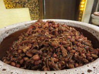 Lauk yang satu ini sangat nikmat disantap dengan nasi liwet dan nasi hangat. Kacang, teri dan tempe digoreng kemdian dicampurkan dengan bumbu gurih dan sedikit kecap. Kombinasi rasa gurihnya sangatlah nikmat.