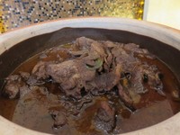 Rendang dengan bumbu rempah yang kental terasa sangat gurih. Tekstur dagingnya yang lembut membuat rendang ini menjadi salah satu yang favorit.