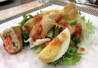 Rujak pengantin bisa jadi sajian pembuka yang segar. Ditambah dengan tahu sumbat dengan isian sayuran rebus yang segar. Nyam!