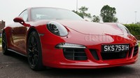 Spoiler lip depan di cat sesuai warna bodi yang memberi kesan lebih lebar secara visual. Hal yang membedakan juga terletak pada lampu depan yang diberi nuansa berasap (smoked) dengan Porsche Dynamic Light System (PDLS).