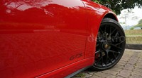 911 Carrera GTS mempunyai bentuk bodi yang sama dengan model all-wheel drive dengan roda yang melebar melebihi roda belakang.