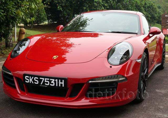 Jajal Porsche New 911 Carrera GTS di Singapura