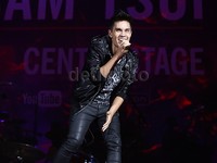 Bintang YouTube Sam Tsui membuka konser dengan lagu miliknya seperti 'Trust' dan 'Shadow.'