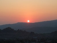 Bukit Cinta, begitu nama bukit yang terletak di Labuan Bajo. Dari sini, traveler bisa melihat sunrise di satu sisi pada pagi hari, sekaligus sunset di sisi lainnya saat senja (Sastri/detikTravel)