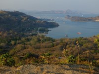 Dari puncak Bukit Cinta, terhampar panorama perairan Labuan Bajo yang sangat cantik. Kapal-kapal, baik yang merapat ke dermaga maupun phinisi yang berdiam di laut tenang, tampak jelas dari atas sini (Sastri/detikTravel)