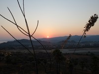 Tak heran, Bukit Cinta didatangi banyak wisatawan tiap sunrise maupun sunset. Di satu bukit, bisa mendapat dua panorama alam sekaligus! (Sastri/detikTravel)