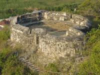 Kabarnya, batu-batu untuk membuat benteng ini direkatkan dengan putih telur burung maleo. Keren! (Rangga/detikTravel)