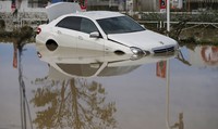 Banjir juga merendam dan meruksa kendaraan milik warga. REUTERS/Issei Kato.