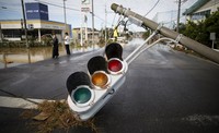 Sebuah lampu lalu lintas roboh. REUTERS/Issei Kato.