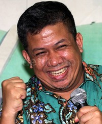 Fahri tersenyum sambil mengepalkan tangan kanannya di sela-sela konferensi pers. Pool/Lamhot Aritonang/detikFoto.