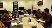 Beberapa staf JK yang hadir dalam rapat di antaranya Setwapres Mohammad Oemar, Stafsus Wapres Sofjan Wanandi, dan Kepala Deputi Sosial Wapres Bambang Widianto. (Ist/Dok JK).